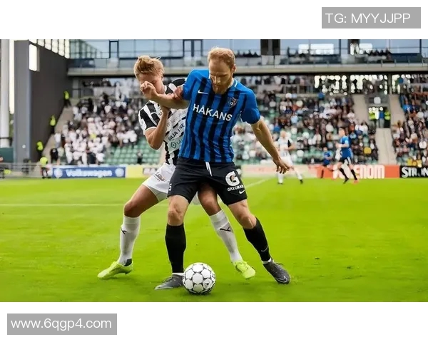 足球球星回头瞬间捕捉与技巧解析展现精彩赛场背后独特魅力