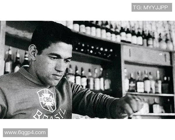 世界足坛历史上最伟大的球员是谁他的传奇成就与影响力分析